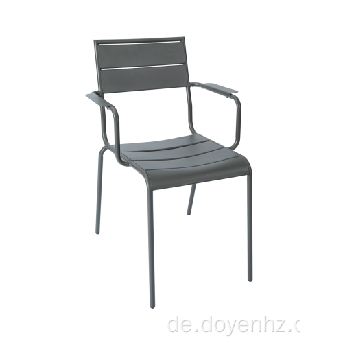 Outdoor-Sessel aus Metall mit Lattenrost und Armlehnenbrett